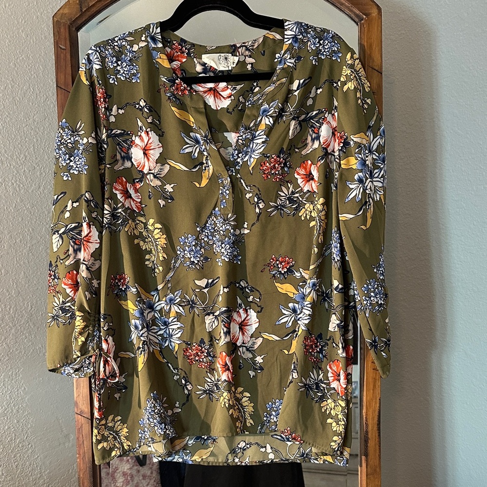 Everleigh Olive Floral Women's Blouse